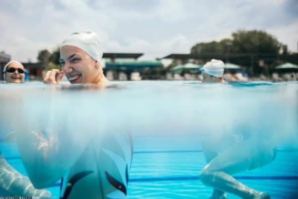 蛙泳腿强化训练计划_提高推进效率技巧(图1)